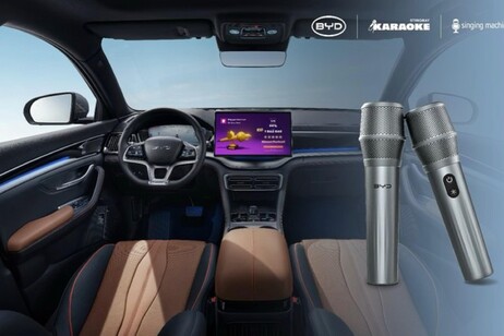 L'intrattenimento a bordo di BYD suona con il karaoke