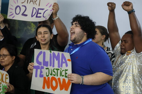 Protesto pelo clima durante a COP29