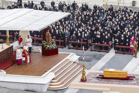 El funeral de Benedicto XVI, el último con el rito anterior.