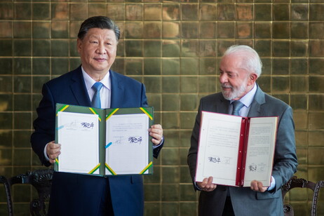 Xi Jinping e Lula durante reunião em Brasília