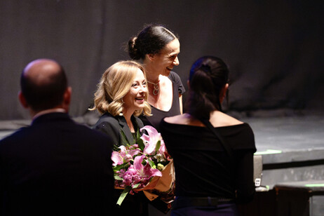 Meloni recibe flores tras el espectáculo de danza italiana.