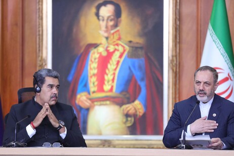 El presidente Maduro junto al ministro de Defensa iraní.