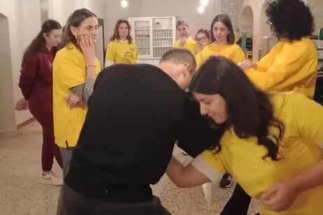 Curso de autodefensa para mujeres que trabajan en el campo. Una iniciativa de Coldiretti (ANSA)