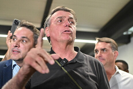 Jair Bolsonaro fala com imprensa no Aeroporto de Brasília