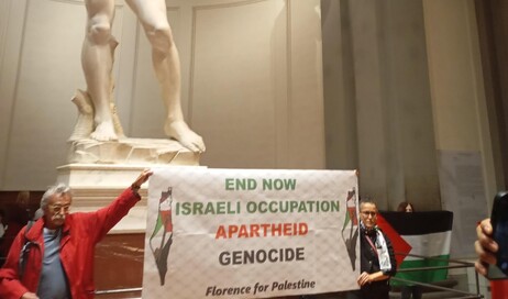 Faixa em frente ao David de Michelangelo pede o fim da ocupação na Palestina por Israel