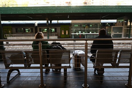 Passeggeri in attesa in stazione