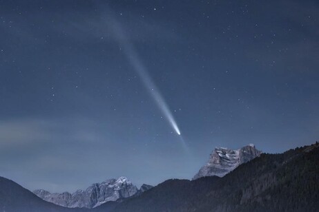 El cometa sobre los Dolomitas.