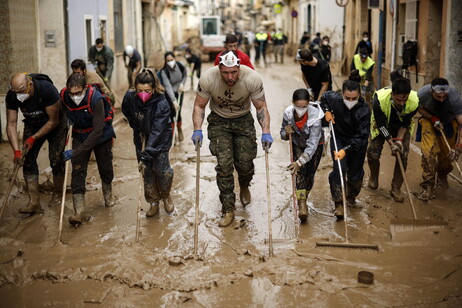 Voluntários limpam rua da mala em Paiporta, na província de Valência