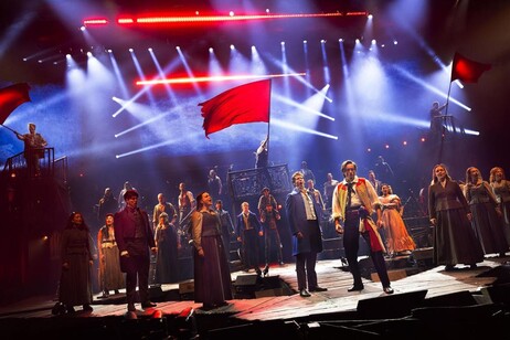 El espectacular despliegue de 'Los Miserables' en el teatro Rossetti de Trieste.