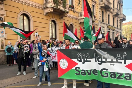 Corteo palestinese a Milano, 'applauso a giovani di Amsterdam'