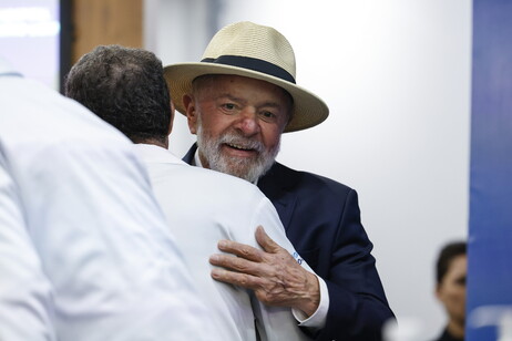 Lula abraça o médico Roberto Kalil Filho no Hospital Sírio-Libanês