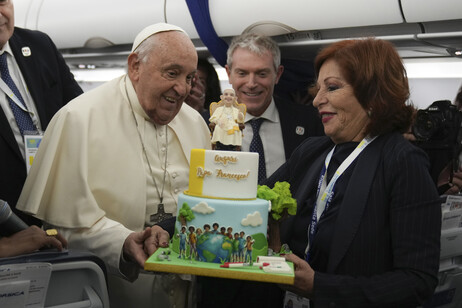 Papa Francisco ganhou bolo em voo