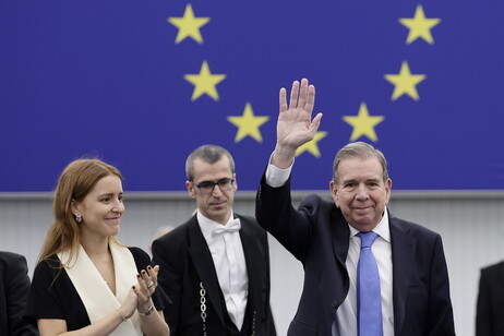 Ana Corina Sosa e Edmundo González Urrutia durante cerimônia do Prêmio Sakharov 2024