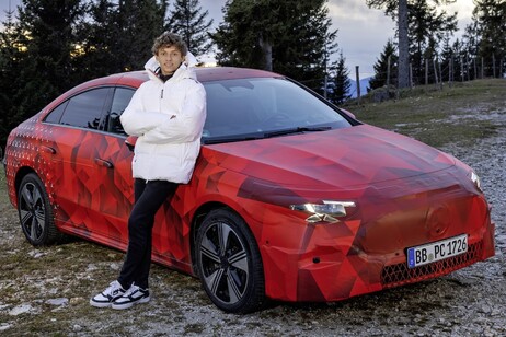 Mercedes CLA sulle strade di montagna con Kimi Antonelli