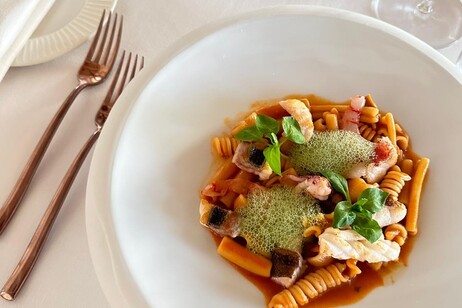 Zuppa di pasta mista con pesce di fondale e crostacei e prezzemolo