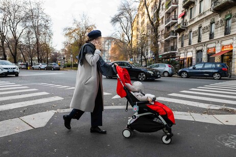 Investe bimba di 3 anni in passeggino e scappa, preso