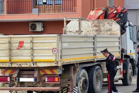 ++ Operai schiacciati da camion in manovra,1 morto e 1 ferito ++