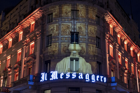 Illuminazione straordinaria della facciata esterna del Messaggero