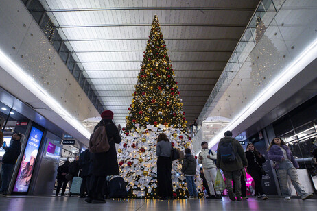 Biglietti affissi all'albero di Natale della stazione Termini a Roma