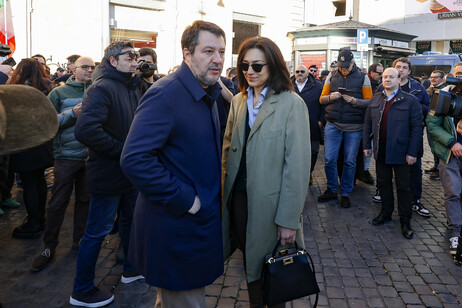 Matteo Salvini junto con su compañera, Francesca Verdini, hoy en Roma.