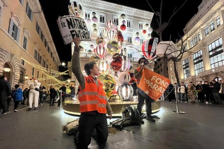 Vernice nera lavabile su albero Natale Fendi, azione a Roma