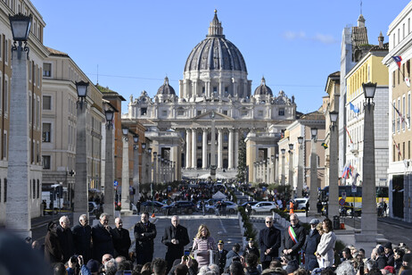 Roma cada día más bella para el Jubileo. Giorgia Meloni inaugura la Piazza Pia.