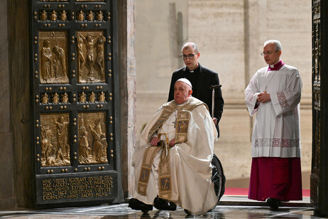 Papa Francisco atravessa Porta Santa da Basílica de São Pedro