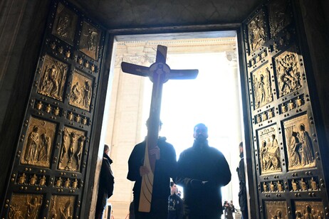 Giubileo, gruppi di pellegrini attraversano la Porta Santa a San Pietro