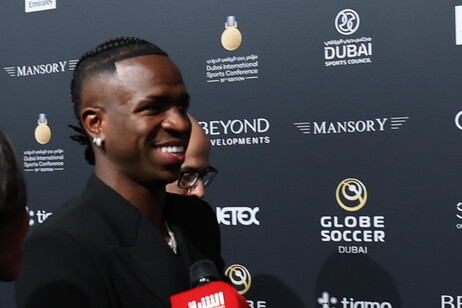 Vinicius Junior recibió el premio al mejor jugador en los Globe Soccer Awards