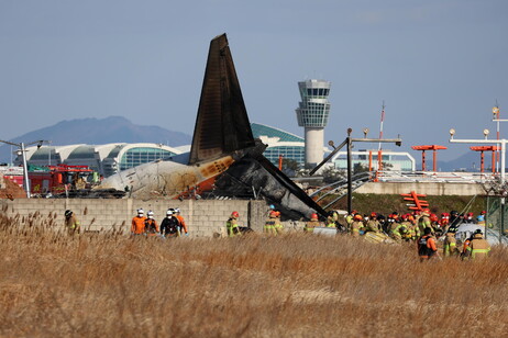 Los restos del avión impactado contra un muro en el aeropuerto de Muan, Corea del Sur