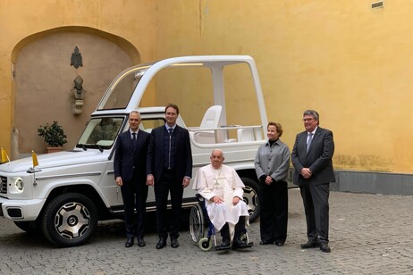 Francisco junto a las autoridades de Mercedes Benz.