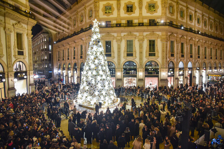 Árvore de Natal da Dior é acesa em galeria de Milão