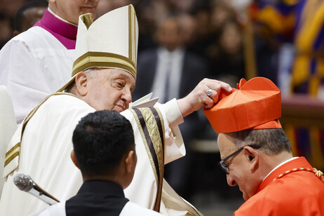 Francisco en la Basílica de San Pedro con los nuevos cardenales.