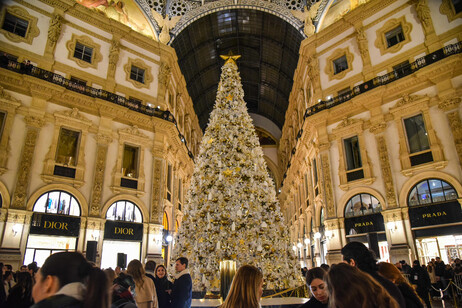 Consumo y Navidad. Postal de la Galería Vittorio Emanuele II, en Milán