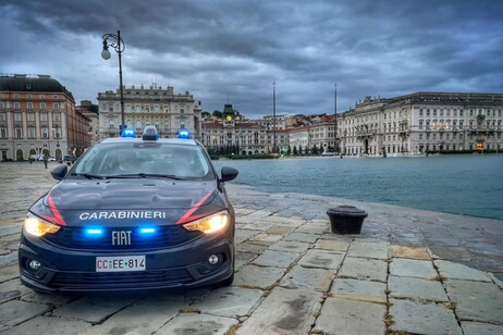 Auto dei Carabinieri sul Molo Audace