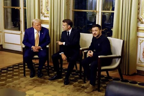 Volodímir Zelensky, ayer, en París, junto a Emmanuel Macron y Donald Trump (ANSA)