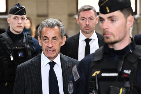 Nicolas Sarkozy foi condenado por tráfico de influência