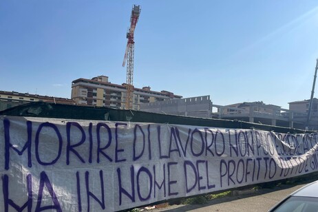 Striscione contro le morti sul lavoro  'per profitto tutto giustificato'