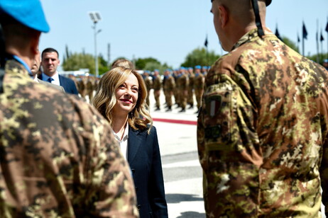 Meloni durante visita a tropas italianas no sul do Líbano, em março de 2024