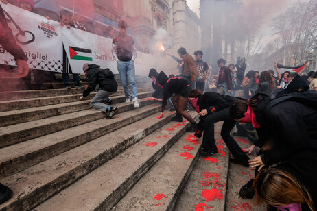 No 'Dia das Mulheres', multidão protesta contra violência em Roma