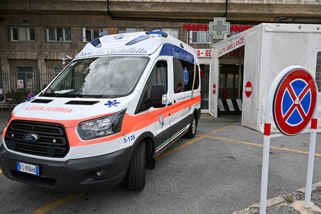 Un ambulanza davanti al Pronto Soccorso dell'Ospedale Galliera. Immagine d'archivio