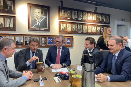 Adiló Didomenico, prefeito de Caxias; embaixador Alessandro Cortese; Celestino Loro, presidente da CIC Caxias; Valerio Caruso, cônsul em Porto Alegre; e cônsul honorário Gelson Castellan