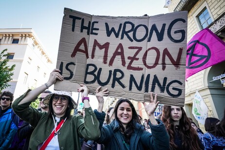 Jovens protestam em defesa do clima em Turim