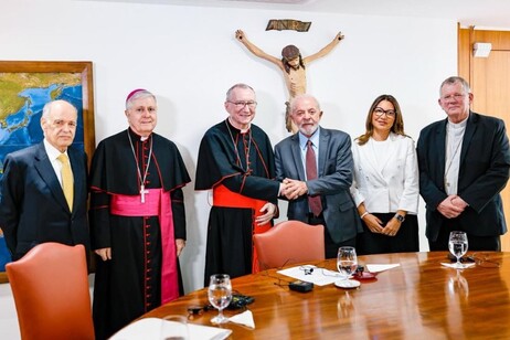 Presidente Lula e cardeal Pietro Parolin durante reunião no Palácio do Planalto