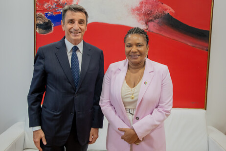 Embaixador Alessandro Cortese com a ministra Margareth Menezes