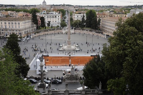 Quadra de saibro foi montada na Piazza del Popolo