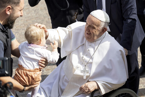 O religioso, de 87 anos, sofre há anos com um problema no joelho direito