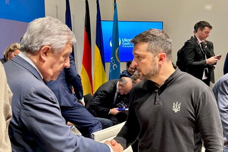 O vice-premiê da Itália, Antonio Tajani, cumprimenta o presidente da Ucrânia, Volodymyr Zelensky