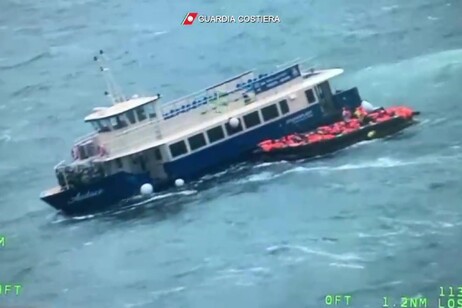 ++ Motonave affonda vicino Grado, salvi i 76 passeggeri ++