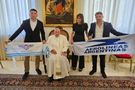 El Papa con la bandera de Aerolíneas Argentinas, imagen difundida por el gremio aeronáutico de ese país